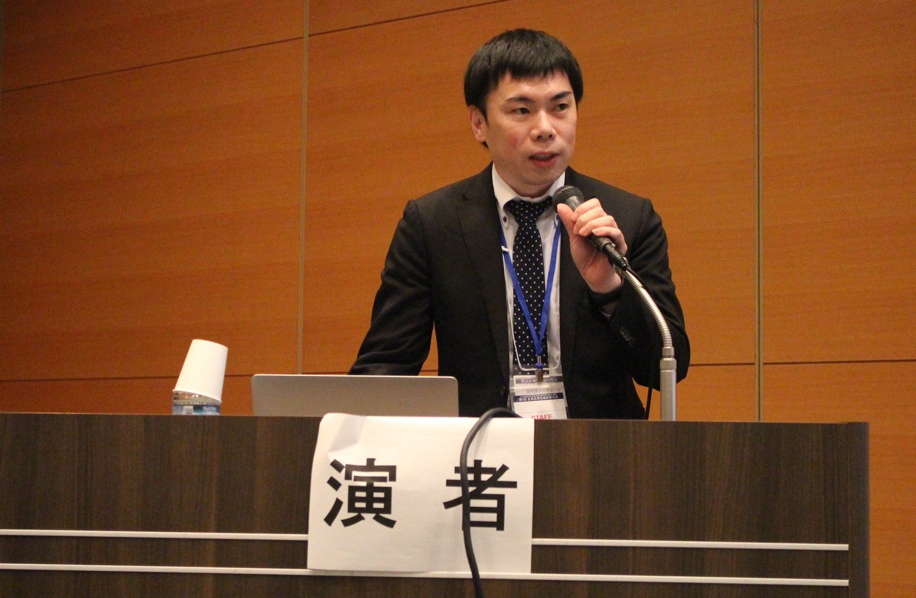 �@��������4